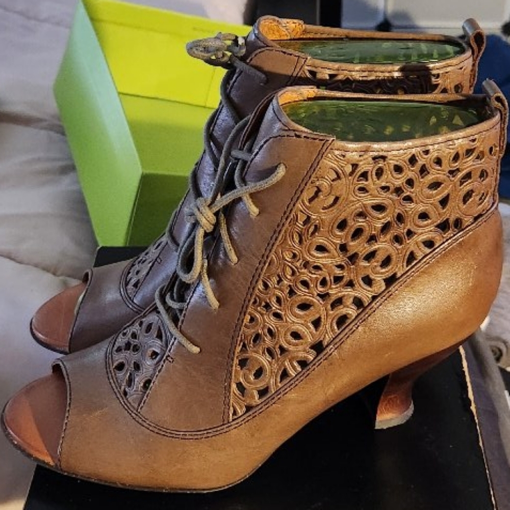 New Naya Cutout Design Ankle Booties - Picture 8 of 12